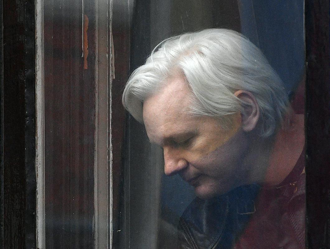 Se bo imel Assange pravico zadnjič pritožiti na izročitev? Sodišče od ZDA potrebuje več zagotovil.