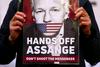 Britanska ministrica odobrila izročitev Assangea ZDA. Wikileaks: Temen dan za demokracijo.
