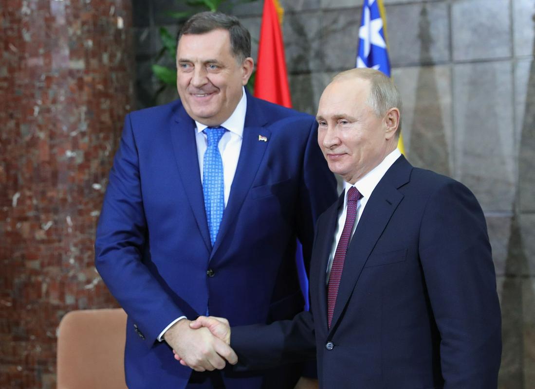 Srbski član predsedstva Bosne in Hercegovine Milorad Dodik in ruski predsednik Vladimir Putin sta se sestala v petek ob robu Mednarodnega gospodarskega foruma v Sankt Peterburgu. Foto: EPA