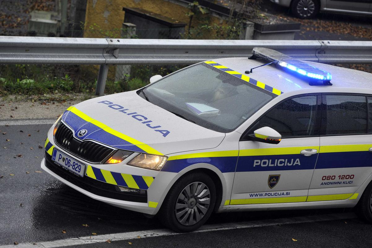 Na fotografiji je policijski avto, ki ima prižgane modre luči. Foto: BoBo