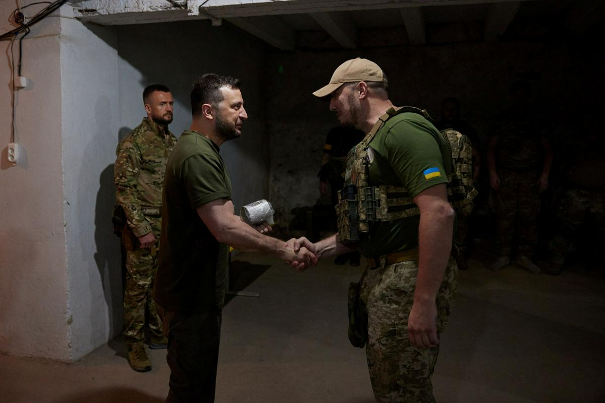 Ukrainian President Volodymyr Zelensky visited troops at an unknown location.  Photo: Reuters