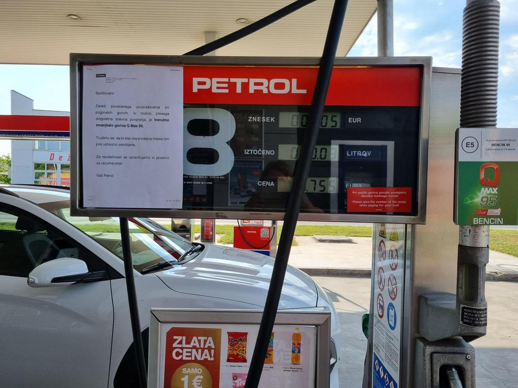 At Petrol's service stations, the sales network is expected to be normally established by Friday.  Until then, such notifications may still be waiting for you.  Photo: MMC RTV SLO / Ksenja Tratnik