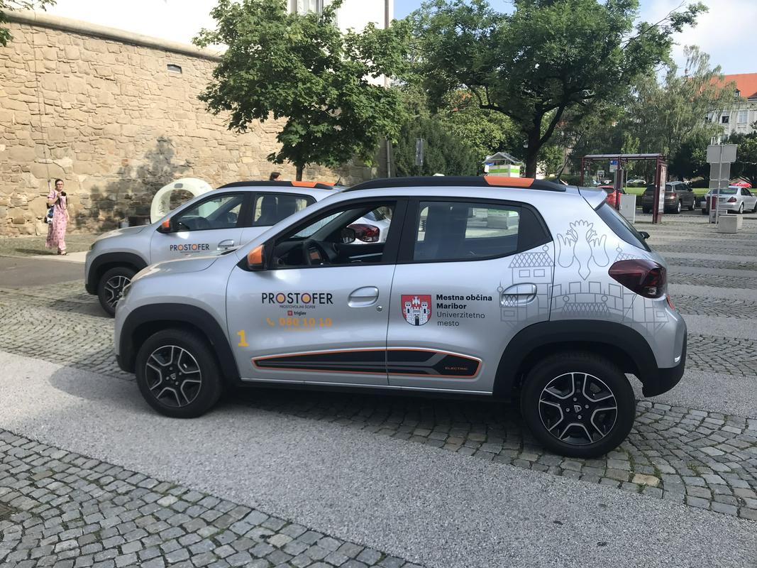 Električni vozili, ki bosta v Mariboru odslej na voljo v okviru projekta Prostofer. Foto: Radio Maribor/Nataša Rižnar