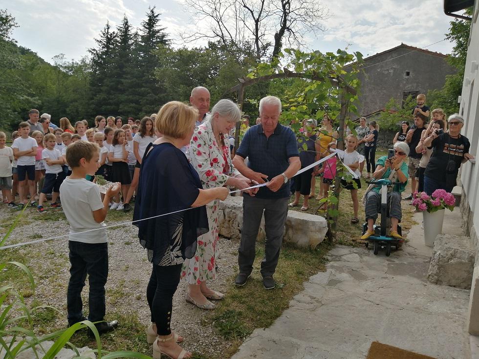 S hišo, fotografija je z odprtja, upravlja Fundacija za dobro ljudi in narave, ki je že pred šestimi leti odprla podobno prostore na Tumovi ulici v Novi Gorici, kjer je Gustinčičeva živela. Foto: Osebni arhiv Darje Zavec