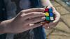 Kolumbijski najstnik med žongliranjem sestavil tri Rubikove kocke