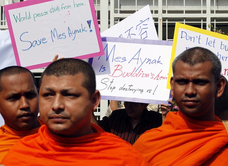 Budistični menihi na protestu proti uničenju Mes Ajnaka v letu 2012. Foto: EPA