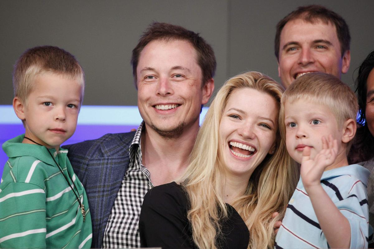 Musk s svojima šestletnima otrokoma Xavierjem Alexandrom in Griffinom ter takratno zaročenko Talulah Riley, leta 2010. Foto: AP