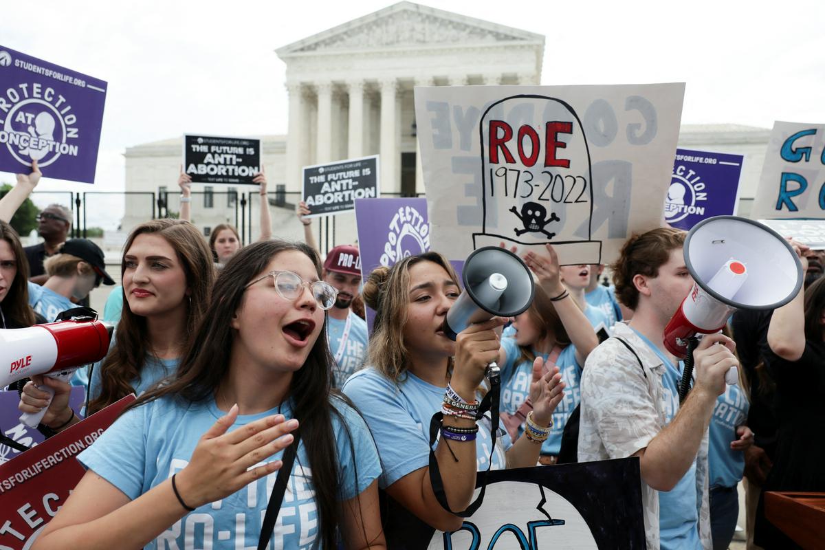 Vrhovno sodišče je junija razveljavilo prelomno odločitev v primeru Wade proti Roe, s katerim so Američanke leta 1973 dobile pravico do splava. Foto: Reuters