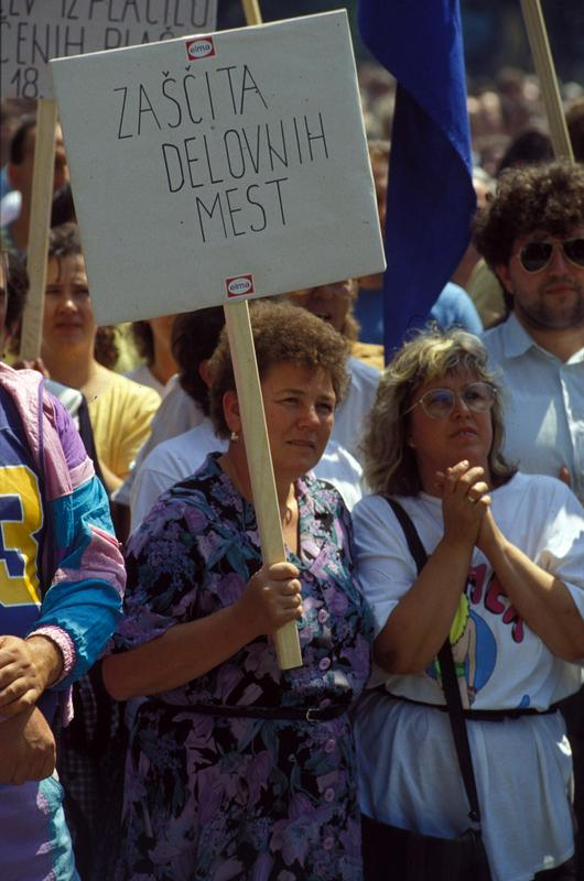 Leto 1995 : Delavci protestirajo proti privatizaciji in ukinjanju delovnih mest v tovarnah. Slovenija je prva med tranzicijskimi državami prešla transformacijsko depresijo, saj je gospodarsko rast imela že leta 1993. A brezposelnost je bila tedaj izjemno visoka. Foto: BoBo