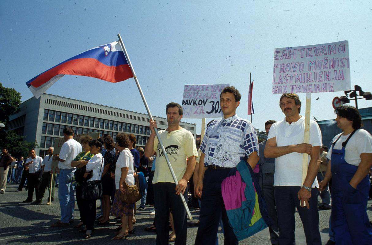Leto 1995: Delavci protestirajo proti privatizaciji in ukinjanju delovnih mest v tovarnah. Foto: BoBo
