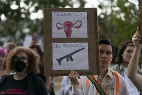 Zvezdniki ogorčeni nad prepovedjo splava: "Pištole za vse, reproduktivne pravice za nikogar"
