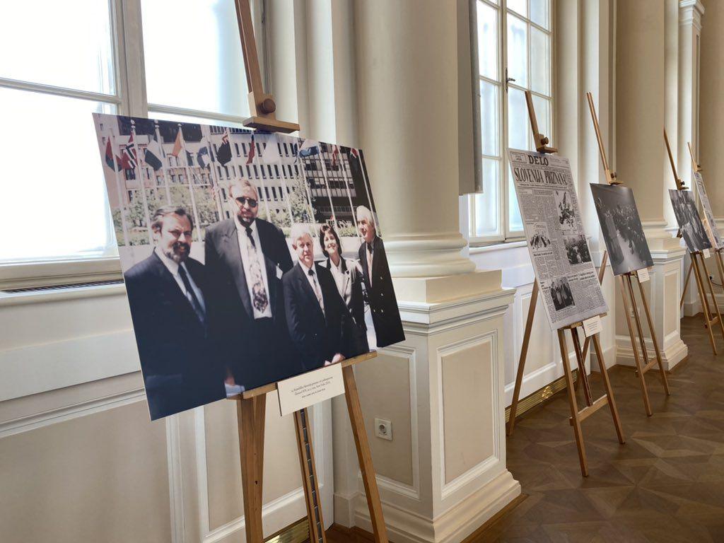 Razstava fotografij izpred 30 let v predsedniški palači. Foto: Twitter/Borut Pahor