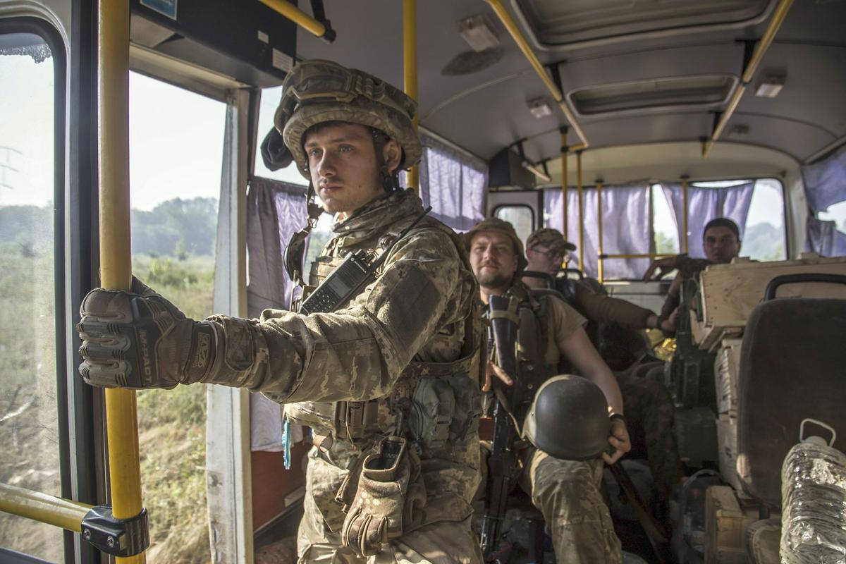 Ukrajinski vojaki so se iz Severodonecka umaknili proti Lisičansku. Foto: EPA