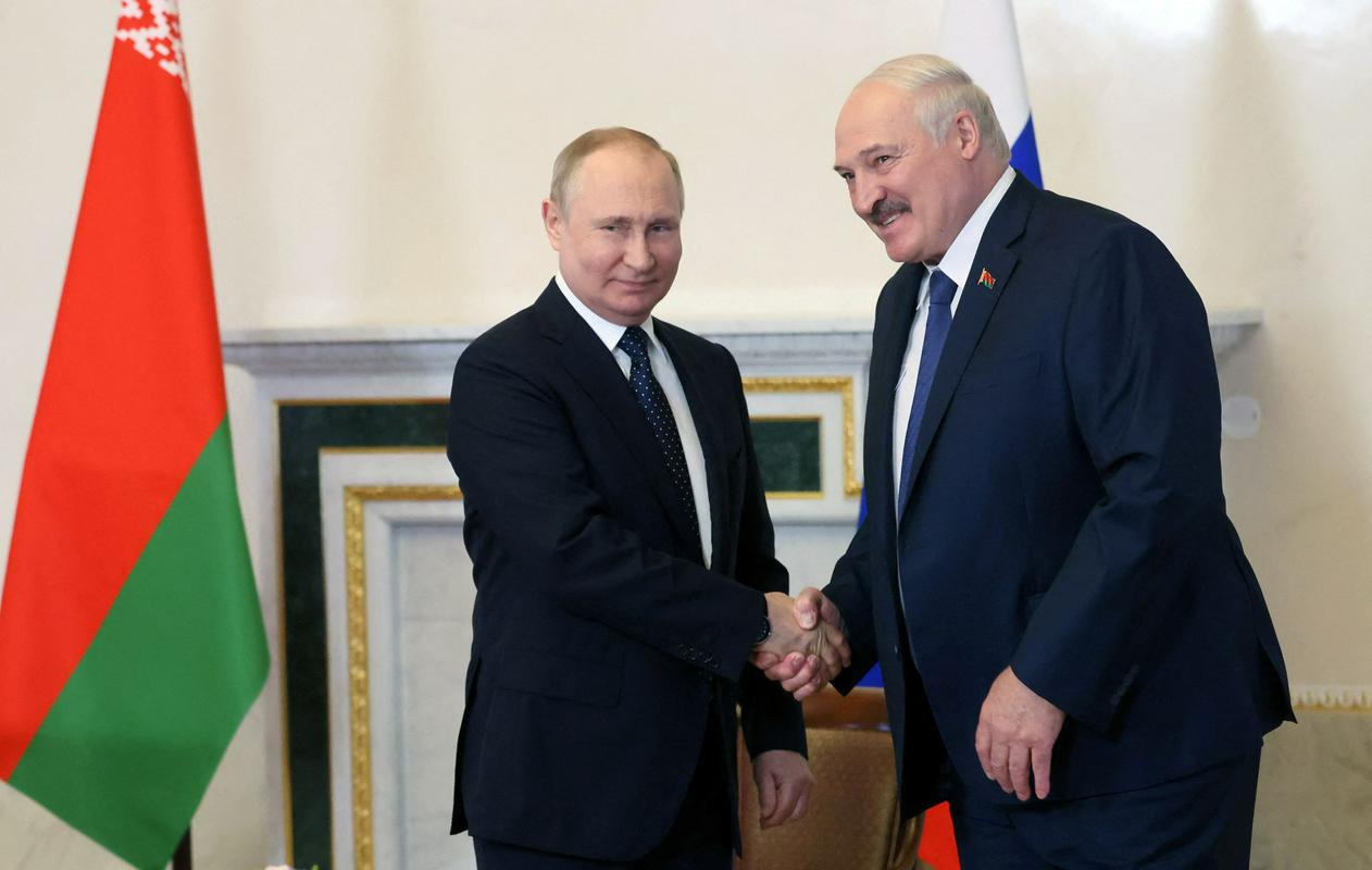Putin in Lukašenko sta se srečala v Sankt Peterburgu. Foto: Reuters