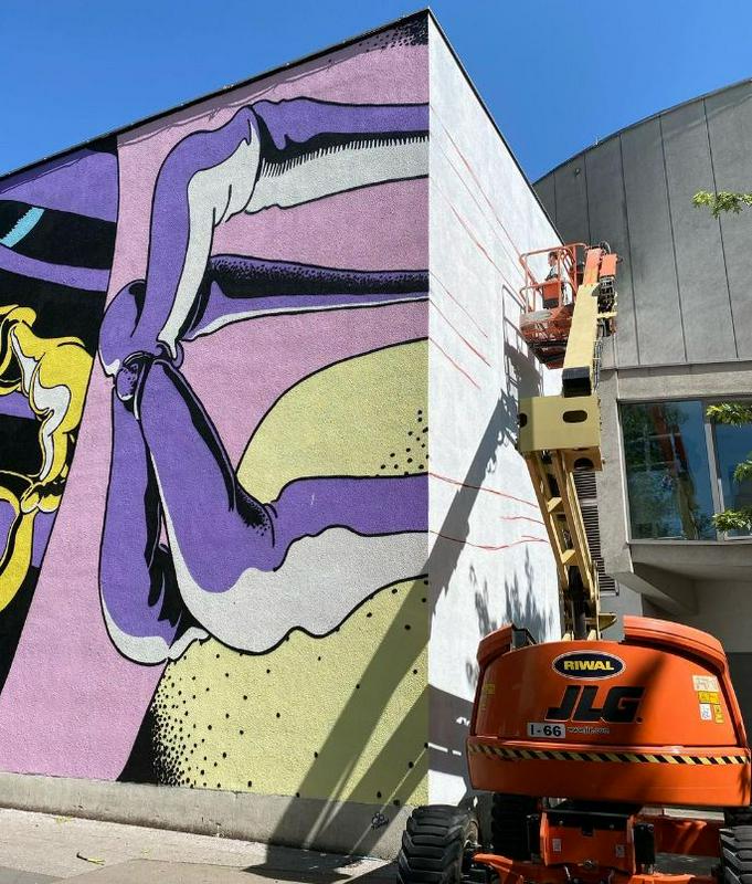 30. junija bodo uradno odkrili novo poslikavo na stavbi Kina Šiška, ki jo ustvarjata Marko K. Gavez in Neža Knez. Foto: Ljubljana Street Art Festival/Instagram