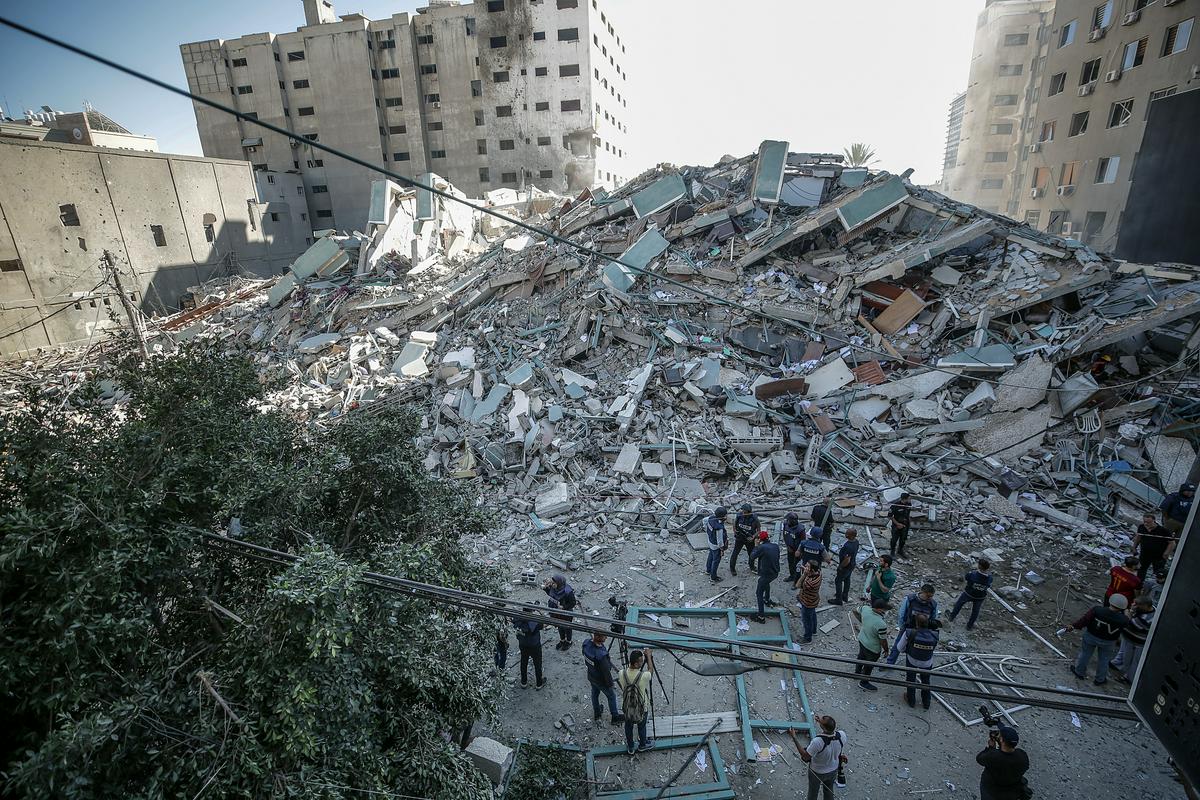 Posledice izraelskega zračnega napada na stanovanjsko stolpnico v Gazi, v kateri so delovali številni tuji mediji. Foto: EPA