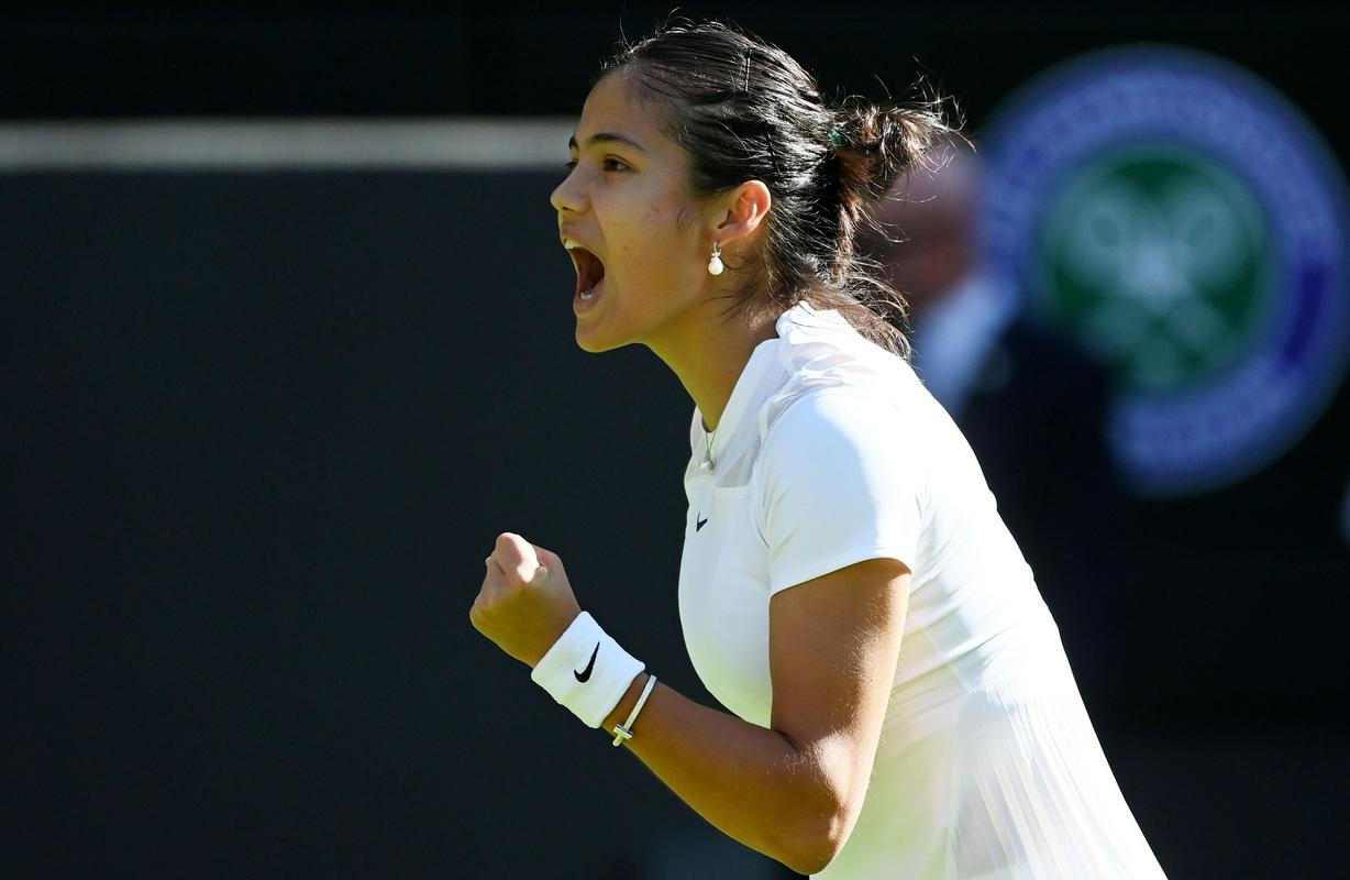 Emma Raducanu je lani navdušila navijače, ko se je uvrstila v osmino finala Wimbledona. Po zmagi v New Yorku so apetiti javnosti močno narasli. Letos je dobila le osem dvobojev, doživela pa že enajst porazov. Foto: EPA