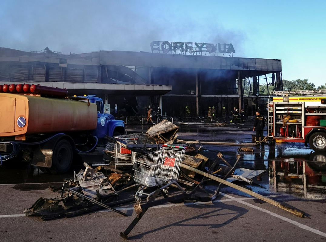 Posledice nedavnega ruskega napada na nakupovalno središče v mestu Kremenčuk, pri čemer je bilo ubitih najmanj 18 ljudi. Foto: Reuters