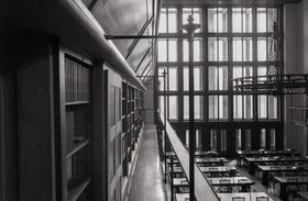 Družbeni prostori: Plečnikova arhitektura skozi fotografski objektiv Geoffreyja Jamesa