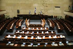 Izraelski poslanci razpustili parlament in odprli pot do petih volitev v treh letih in pol