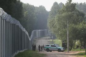 Poljska končala gradnjo jeklene ograje na meji z Belorusijo. Stala je 350 milijonov evrov.