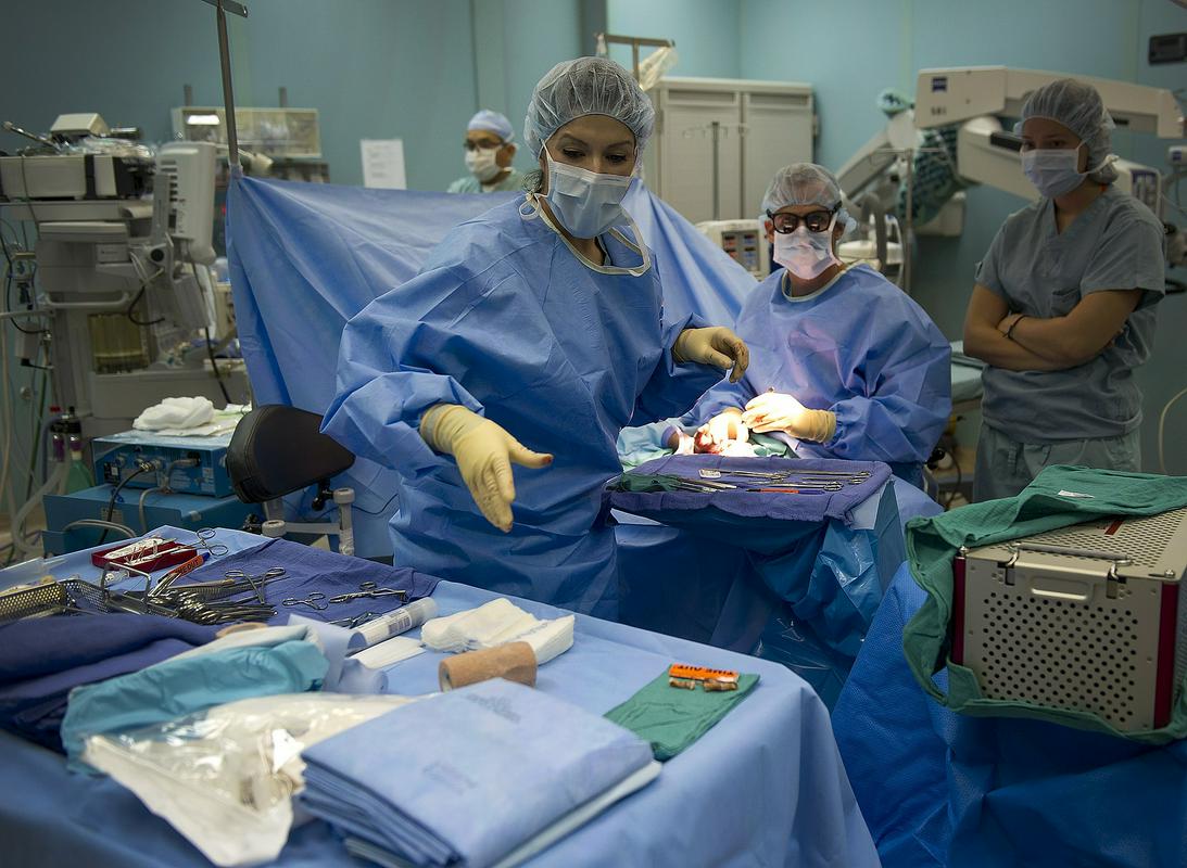 Kirurški poseg vazektomije običajno traja med 20 in 40 minut. Fotografija je simbolična. Foto: Pixabay