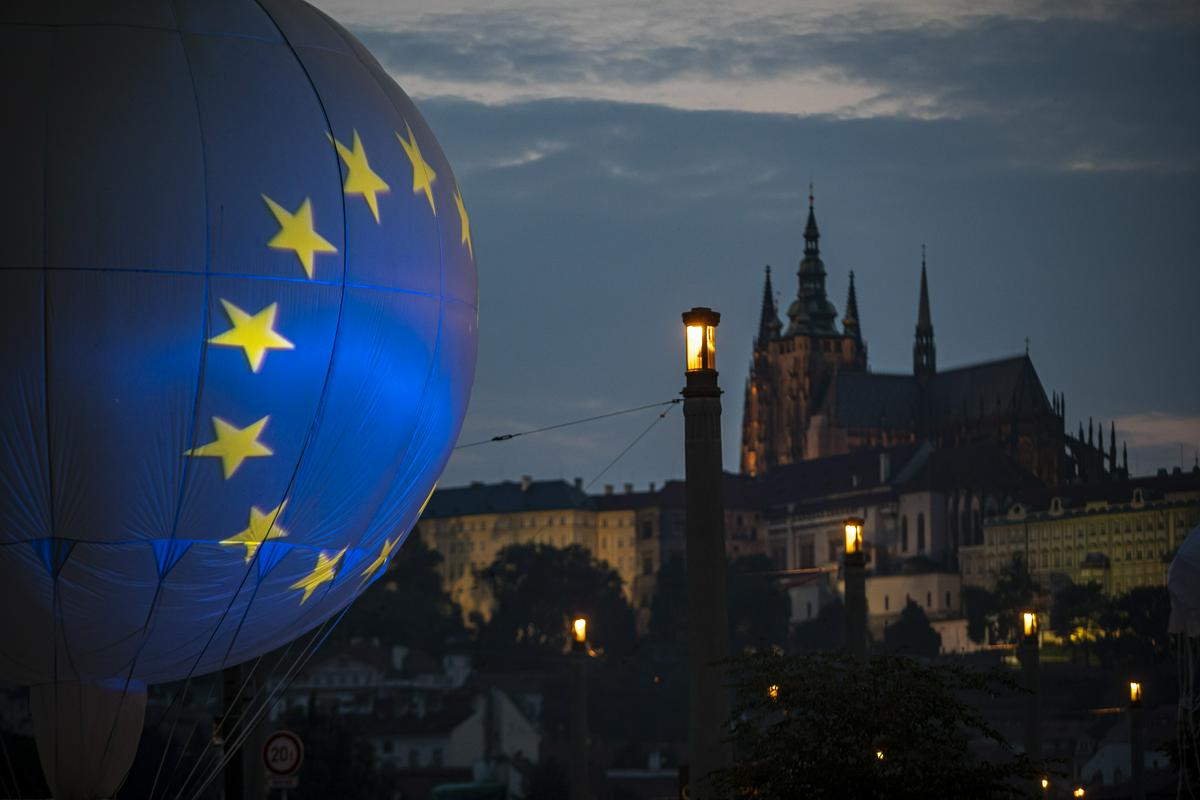 Na predvečer prevzema predsedovanja so v Pragi potekale slovesnosti. Na fotografiji zračni balon v barvah EU-ja, v ozadju grič Hradčany s praškim gradom. Foto: EPA