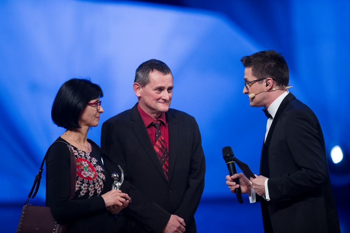 Starša Marjeta in Mirko Pogačar sta ob izteku minulega leta prevzela sinovo nagrado za športnika leta Slovenije za leto 2021. Foto: www.alesfevzer.com