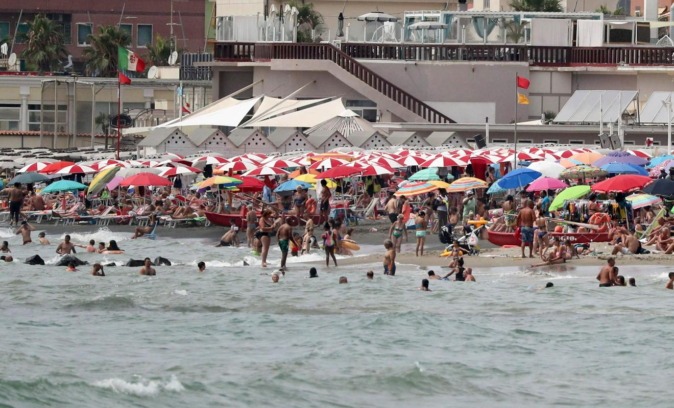 Po zakonu bi morali lastniki plaž omogočiti prehod plaže, da lahko uporabniki pridejo do delov, ki so brezplačni, a tega ne počno. Foto: EPA