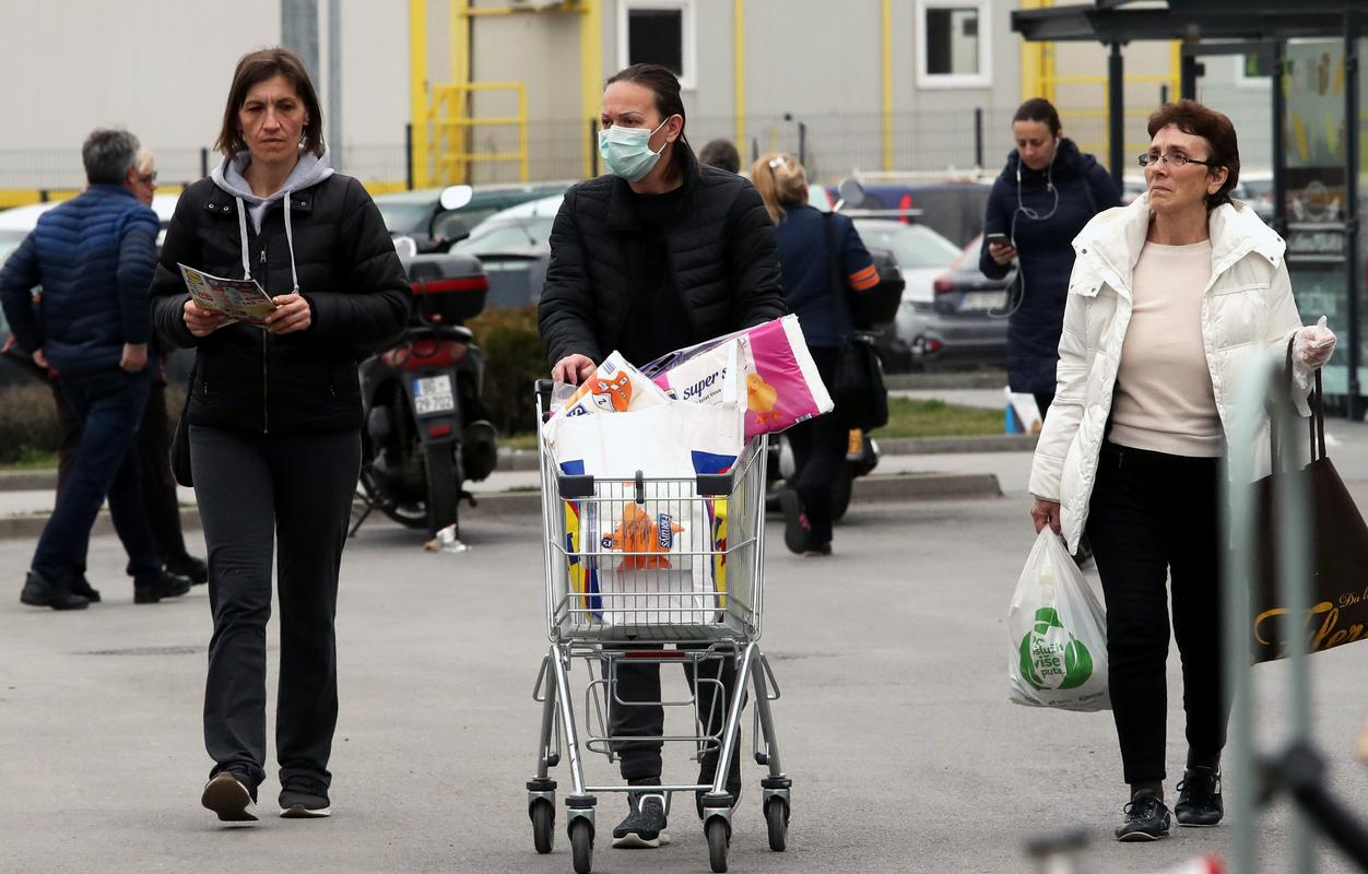 Vlada je novembra lani zamrznila cene nekaterih osnovnih živil, da bi zmanjšala stroške prebivalcev. Kljub temu naj bi povprečen Srb za hrano porabil tretjino prihodkov. V EU-ju je to povprečje pri 13 odstotkih. Foto: EPA
