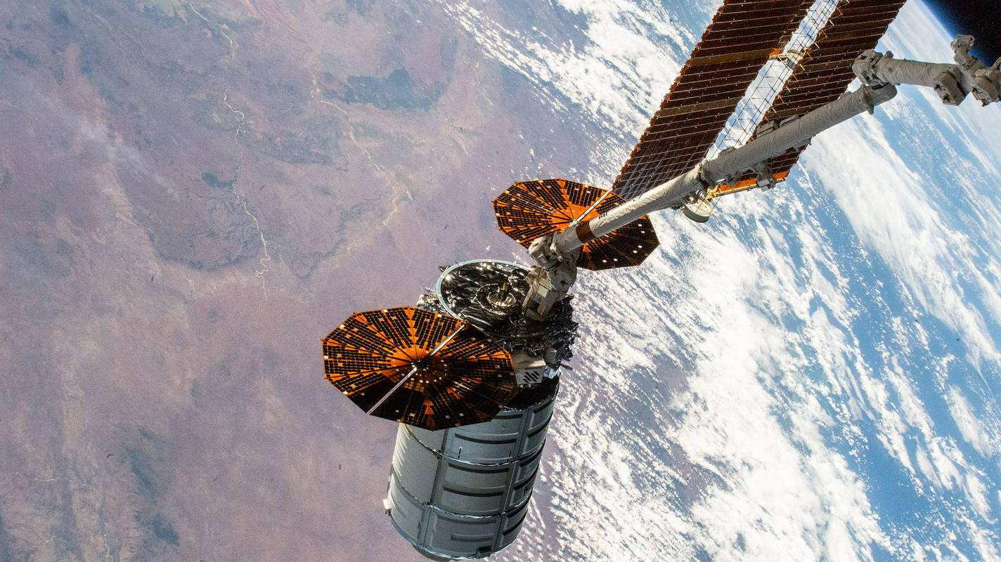 Cygnusa je na varno razdaljo od postaje najprej potegnila robotska roka Canadarm2, šele nato se je spustil v uničenje. Foto: NASA Johnson