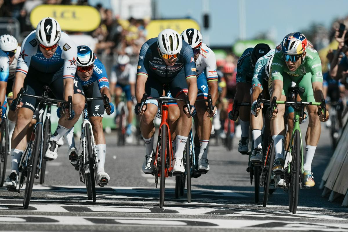 Fabio Jakobsen je bil za pol kolesa hitrejši od Wouta van Aerta, tretje mesto v 2. etapi pa je osvojil Mads Pedersen. Omenjena trojica se bo po napovedih tudi najbolj ogorčeno borila za zeleno majico oz. naziv najboljšega sprinterja na Touru 2022. Foto: AP