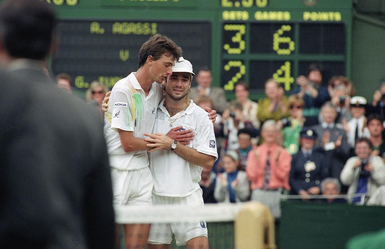 Agassi se je pred 30 leti veselil edine zmage v Wimbledonu, Ivanišević pa je doživel prvega izmed treh grenkih porazov. Edini naslov je osvojil leta 2001. Dolgo čakanje se je obrestovalo. Foto: AP