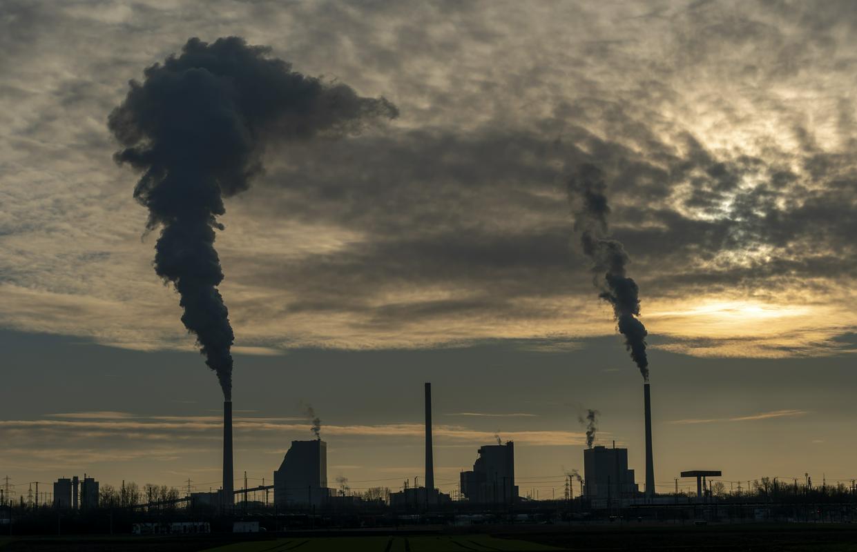 Pogled na termoelektrarno pri nemškem mestu Mannheim. Foto: EPA