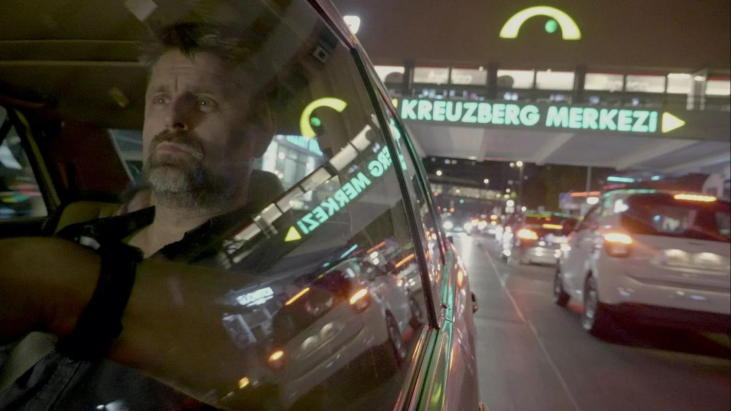 Hir vi muv hir vi gruv je tudi film ceste: Robert Soko nas popelje po ulicah svojega Berlina, podobno, kot je počel v času, ko se je še preživljal kot taksist. 