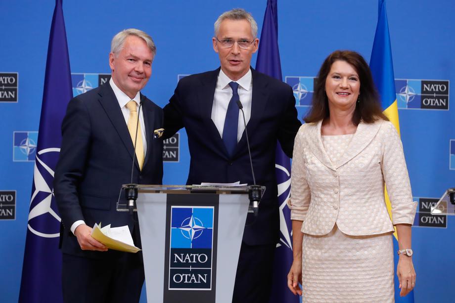 Postopek ratifikacije vstopa Švedske in Finske v zvezo Nato se je danes uradno začel, je na skupni novinarski konferenci z zunanjima ministroma omenjenih nordijskih držav sporočil generalni sekretar zavezništva Stoltenberg. Foto: EPA