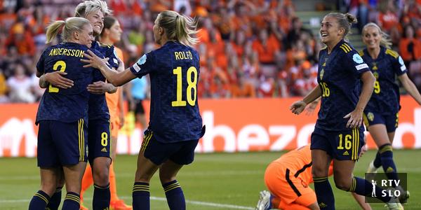 Suecos brincalhões a um ponto contra os atuais campeões