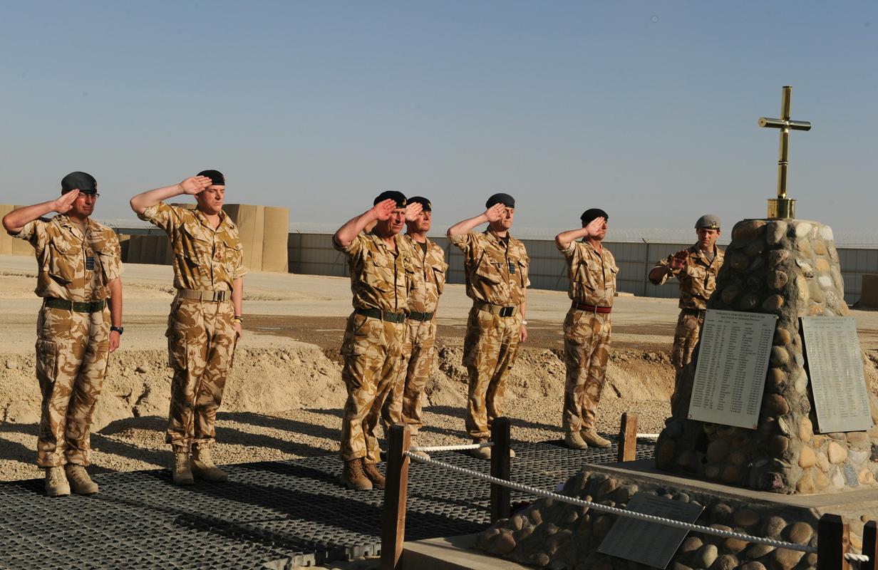 Britanski vojaki v oporišču Camp Bastion leta 2010 med obiskom princa Harryja na slovesnosti za padlimi kolegi. Med 13-letno britansko prisotnostjo v Afganistanu je umrlo 457 britanskih vojakov. Foto: EPA