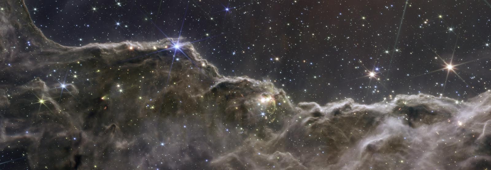 Webb je pogledal globoko v oblake in pokazal doslej neznana področja nastajanja novih zvezd.  Foto: NASA/JPL-Caltech (left), NASA/ESA/CSA/STScI (right)