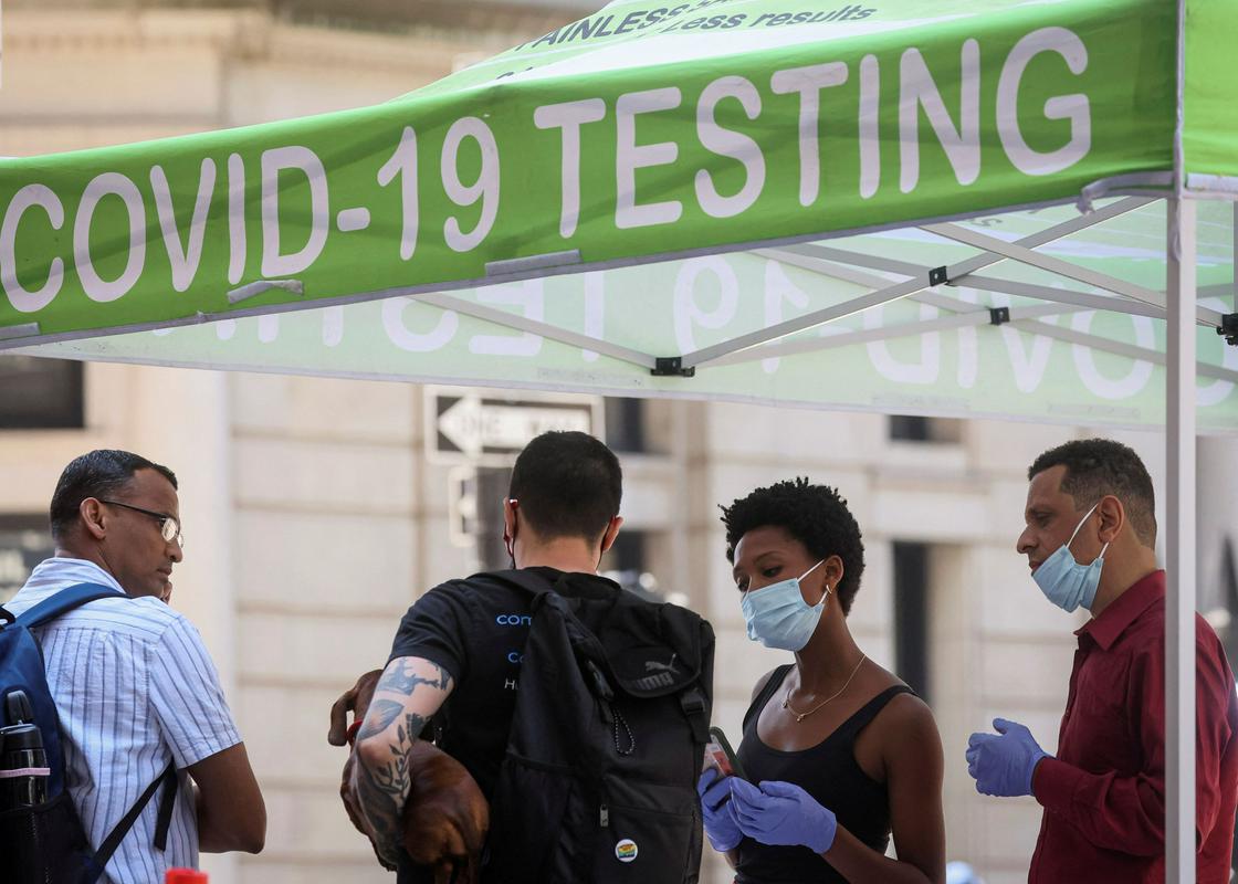 Zaradi zmanjšanega obsega testiranja v številnih državah je verjetno število okužb višje, kot kažejo uradni podatki. Foto: Reuters