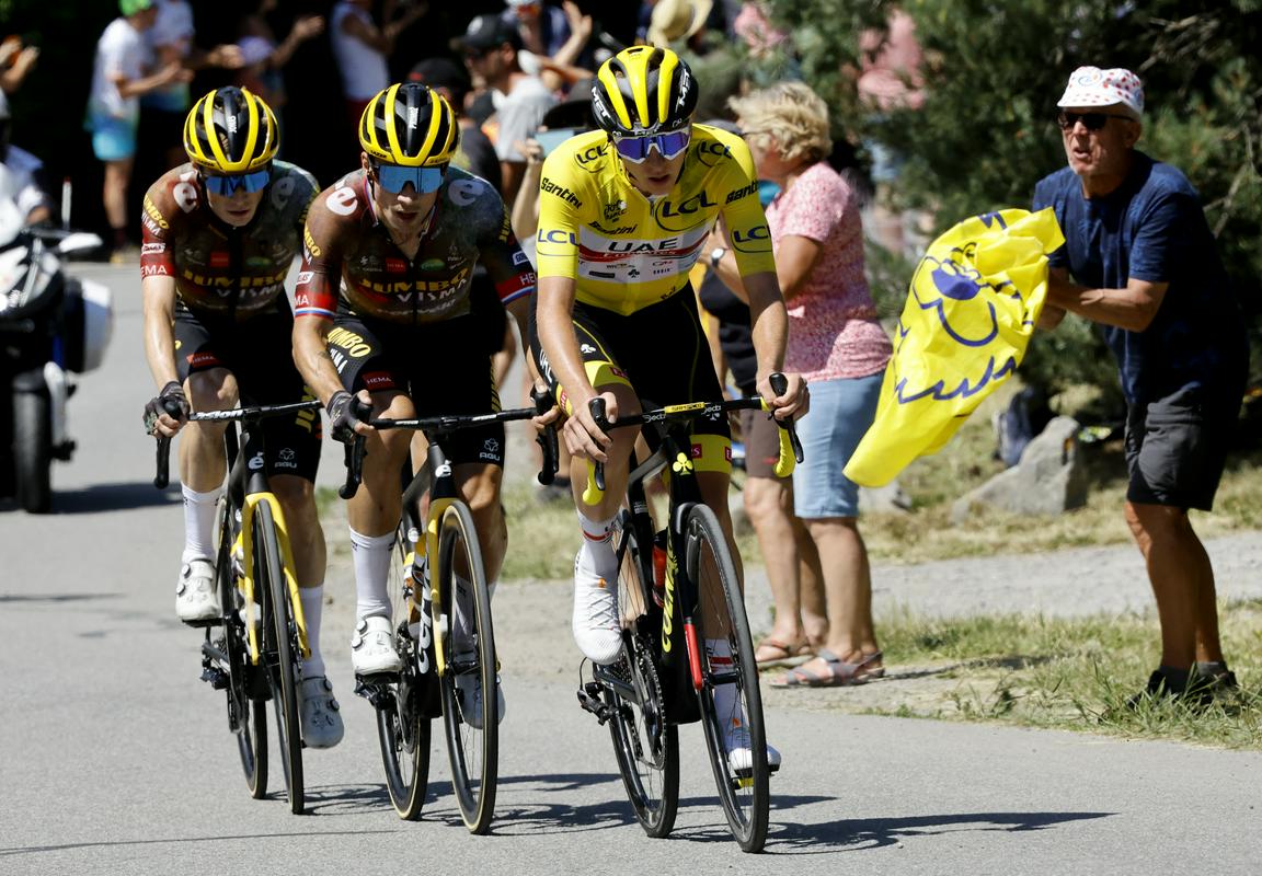 Roglič se je res žrtvoval za Vingegaardovo rumeno majico in je kljub poškodbam vztrajal na Touru, dokler ga niso šefi prepričali, da naj dirko konča. Foto: Reuters