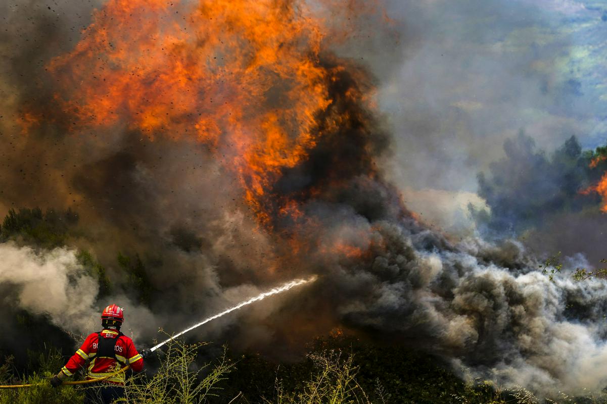 Pelo menos 20 incêndios florestais ainda estão ativos na Espanha.  Também está queimando no sul da Bósnia Herzegovina e na França.  Foto: EPA