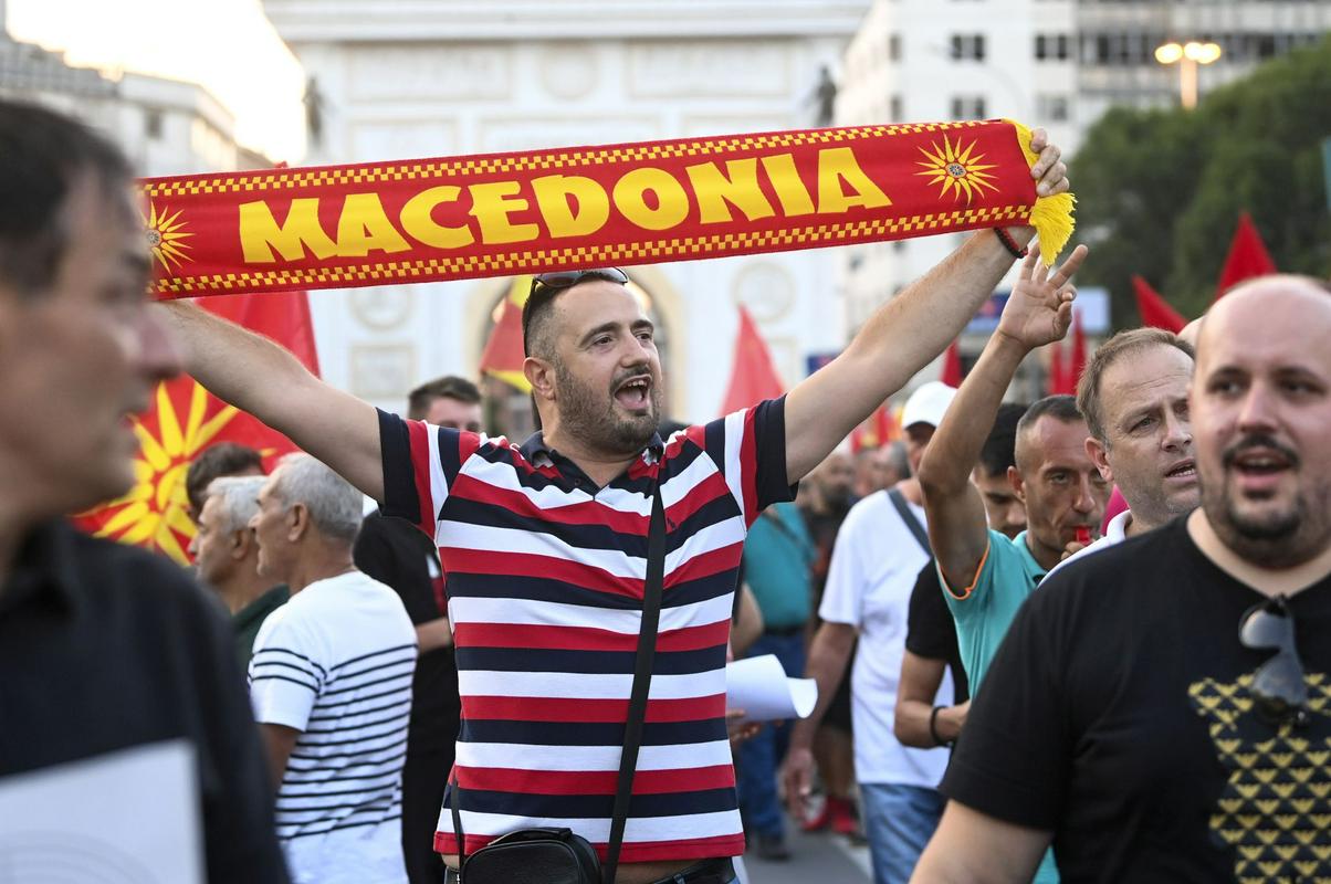 Podporniki opozicijske VMRO DPMNE vzklikajo protivladne slogane na protestih, ki potekajo že od začetka julija. Protestniki nasprotujejo t. i. francoskemu predlogu. Foto: EPA