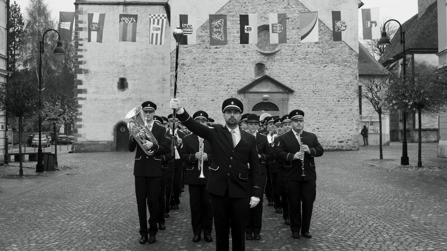 Črno-bela fotografija pihalnega orkestra. Foto: Mitja Ličen - Gustav film