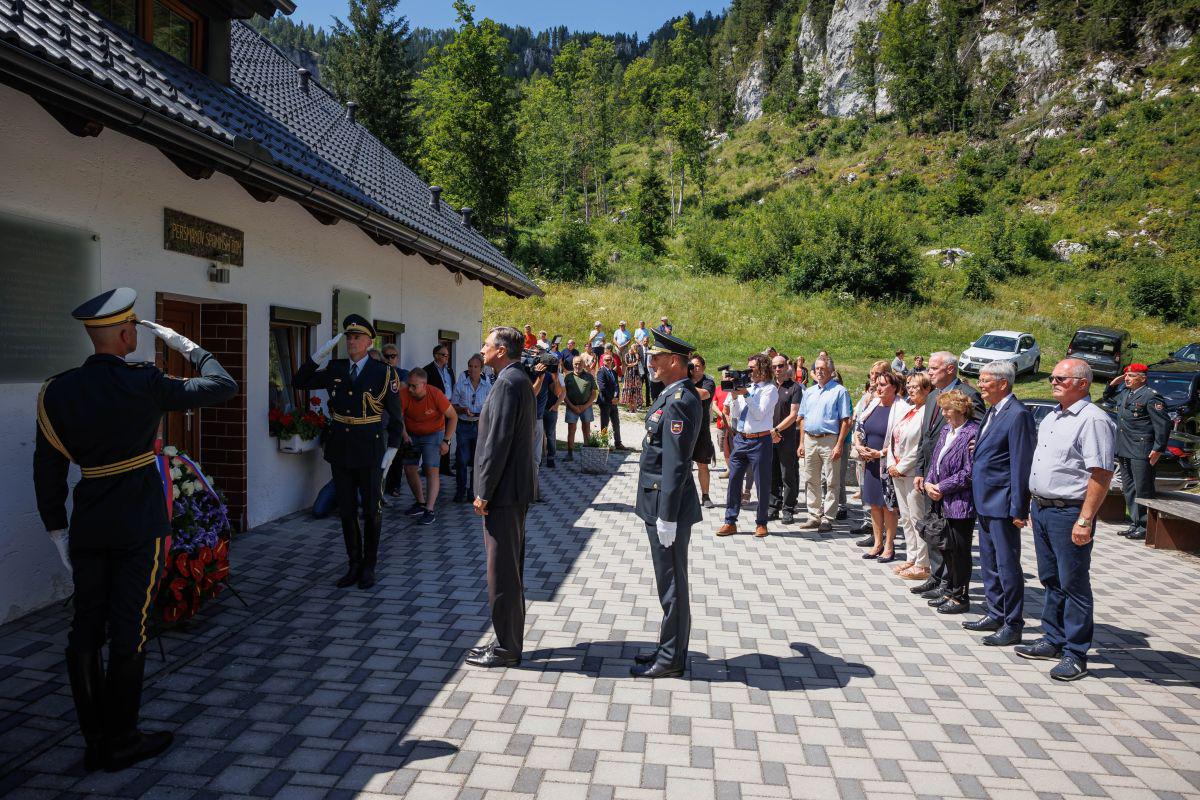 Predsednik republike Borut Pahor, ki je bil v teh dneh na delovnem obisku na avstrijskem Koroškem, je prav tako izrazil zaskrbljenost zaradi ukinitve študija slovenistike na magistrski ravni na celovški univerzi in se zavzel, da bi čim prej našli rešitev za vnovično uvedbo tega študija. Foto: Twitter Boruta Pahorja