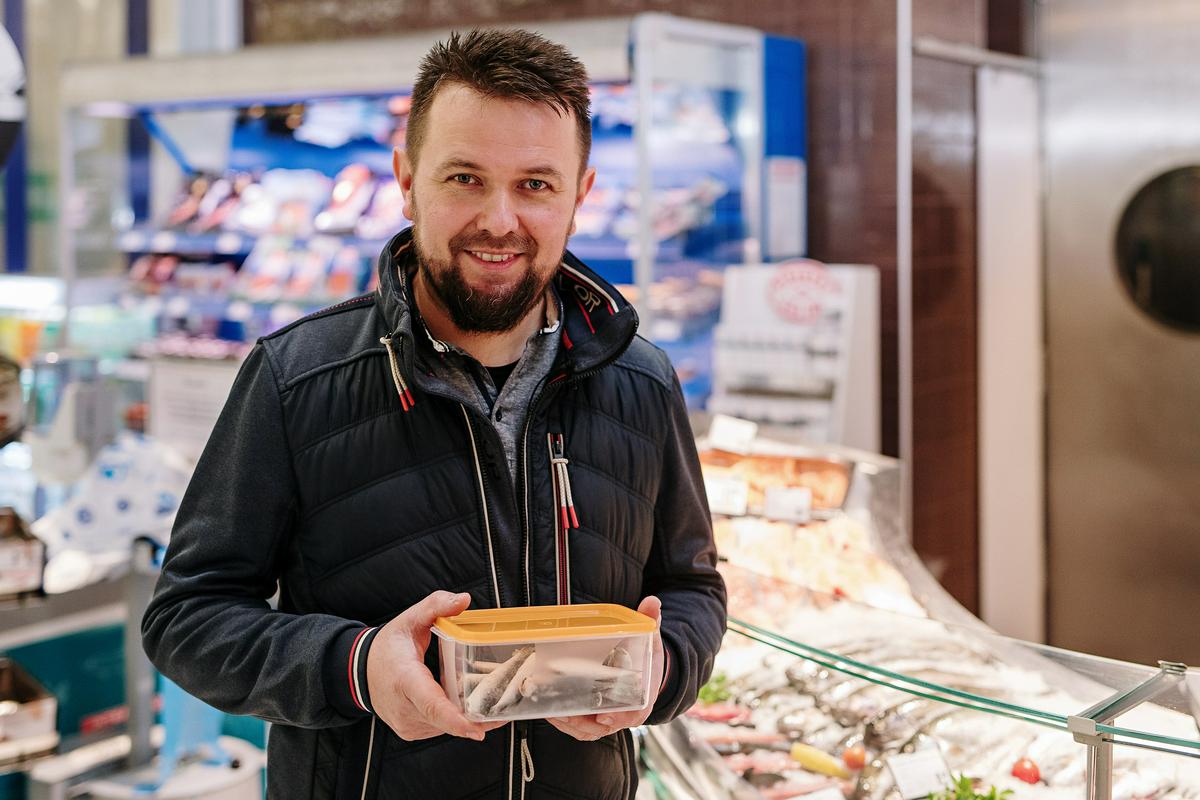 Chef Pavčnik je nakup sardel opravil v trgovini Interspar, kjer je – tako kot v vseh trgovinah SPAR – možno nakupovati z lastno embalažo Foto: Spar Slovenija
