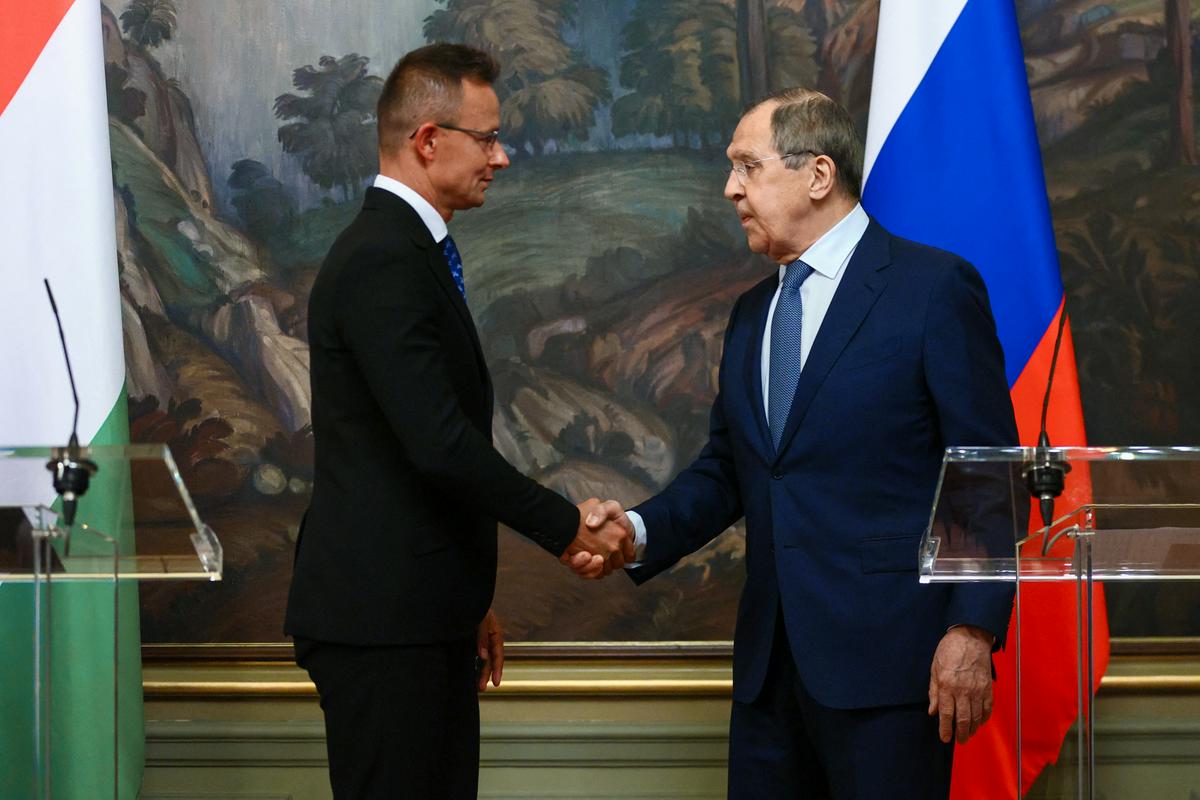Szijjarto (levo) na srečanju z Lavrovom. Madžarska želi od Rusije kupiti 700 milijonov kubičnih metrov plina. Foto: Reuters