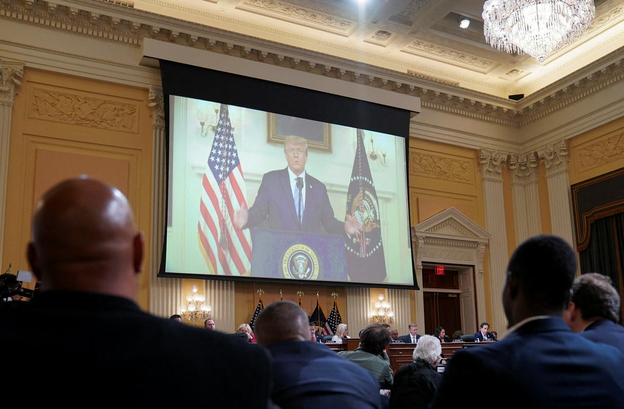 Pred odborom so predvajali videoposnetke pričevanj svetovalcev v Beli hiši in varnostnega osebja, ko so razpravljali o dogodkih 6. januarja 2022. Foto: Reuters