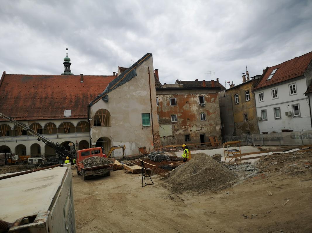 Rotovški trg konec julija 2022. Končujejo rušitvena in zemeljska dela za utrditev terena pred izkopom gradbene jame. Foto: Radio Maribor/Vesna Martinec