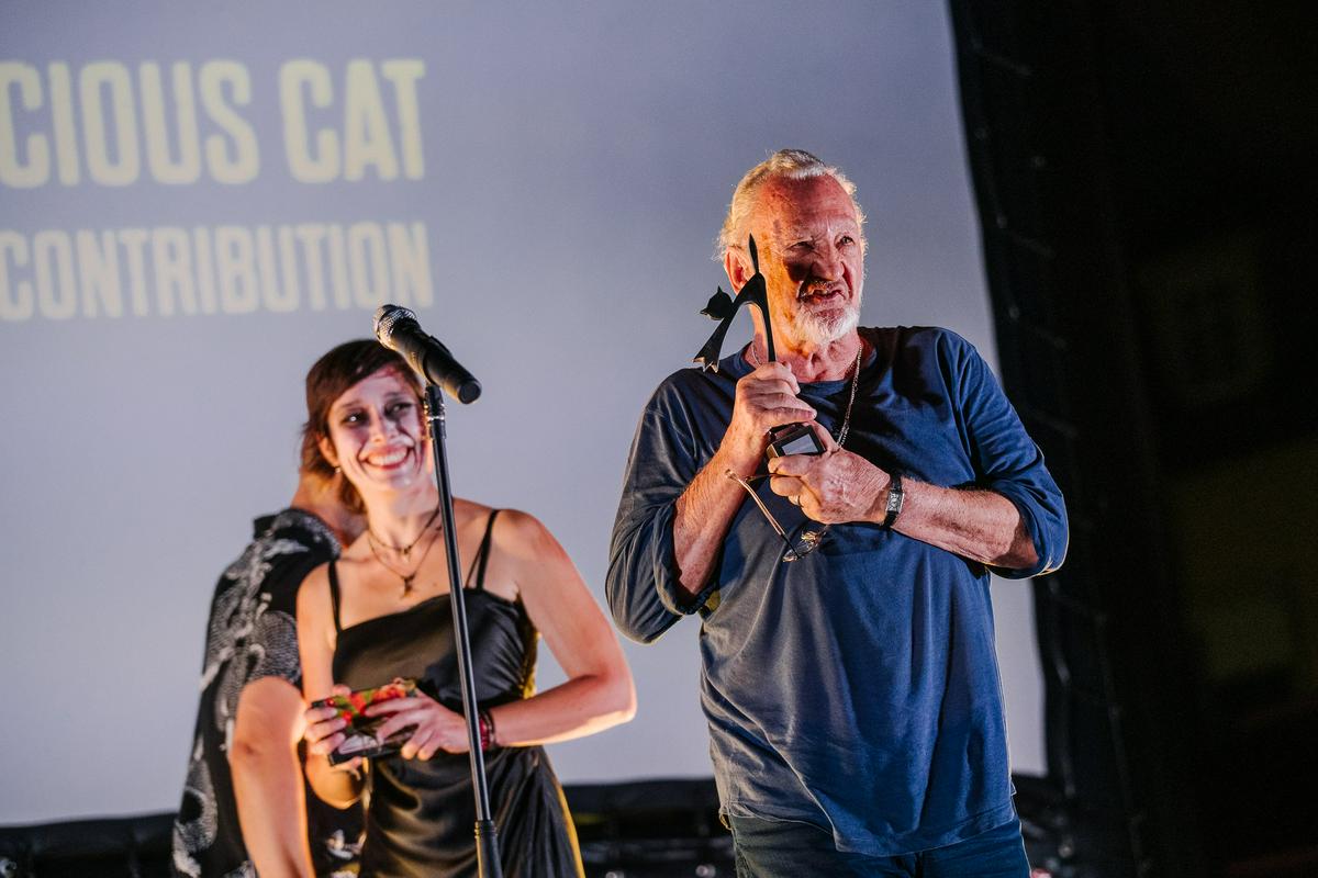 Robert Englund s hudim mačkom, častno nagrado za življenjsko delo, ki so mu jo izročili na zaključni slovesnosti Grossmannovega festivala. Foto: Grossmannov festival/Špela Jambriško